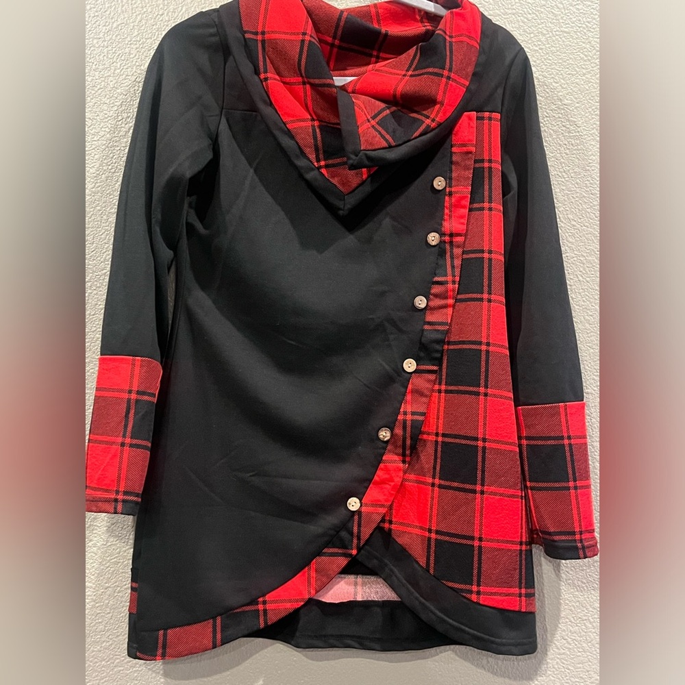 NWOT Woman’s Long Sleeve Cowlneck Top w/ Buttob Detail